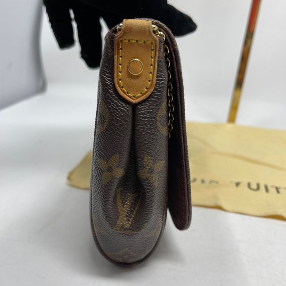 LOUIS VUITTON Favorite MM Crossbody Bag - Picture 6 of 10